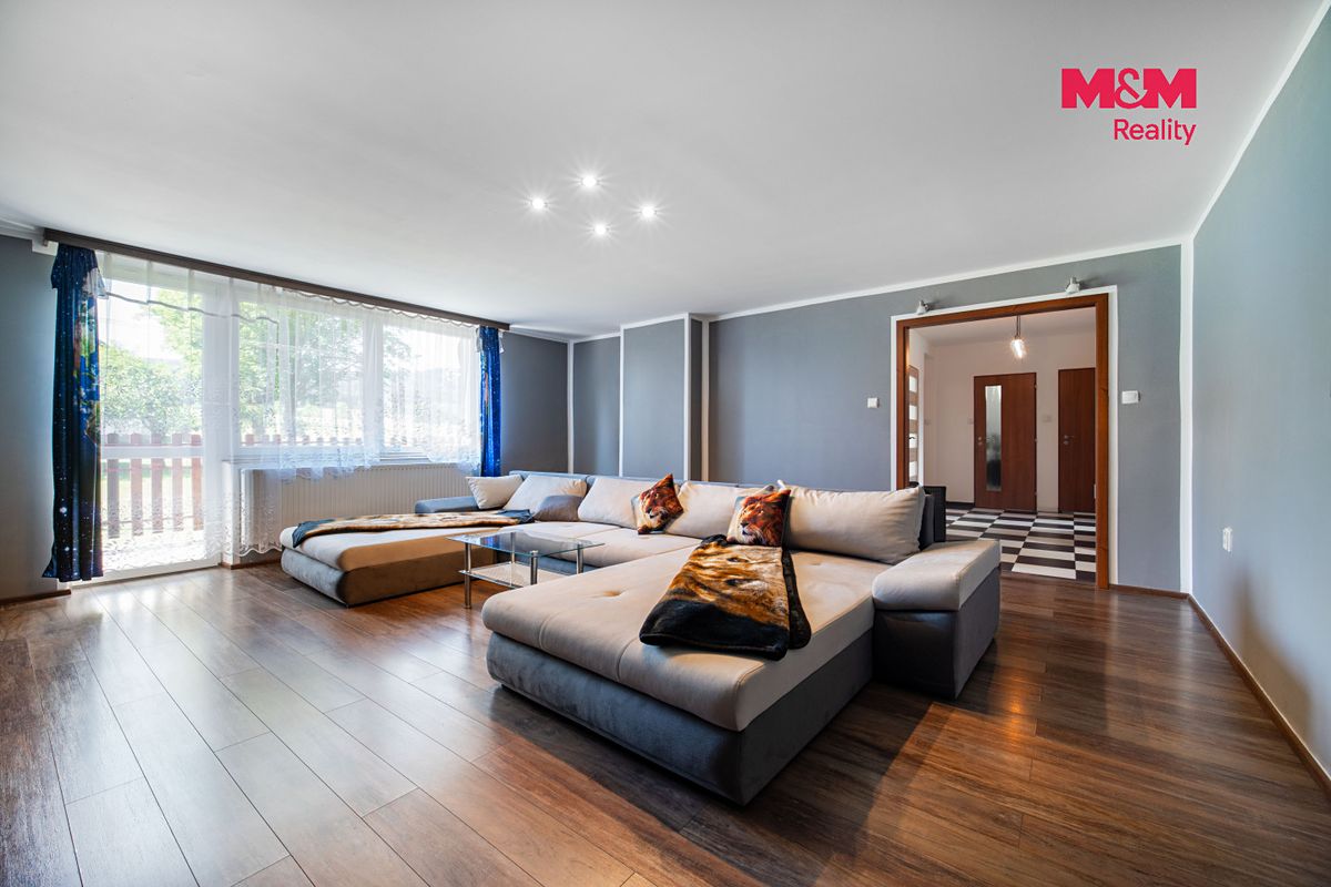 Prodej rodinného domu 300 m², pozemek 633 m² – fotografie 3