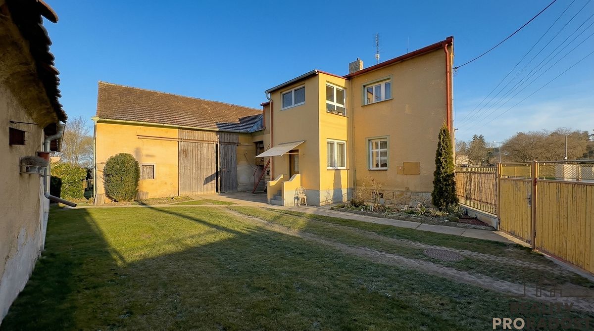 Prodej rodinného domu 200 m², pozemek 1688 m² – fotografie 3