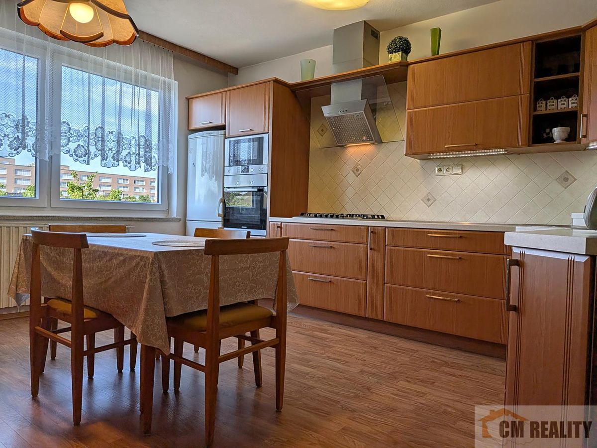 Prodej rodinného domu 230 m², pozemek 379 m² – fotografie 3