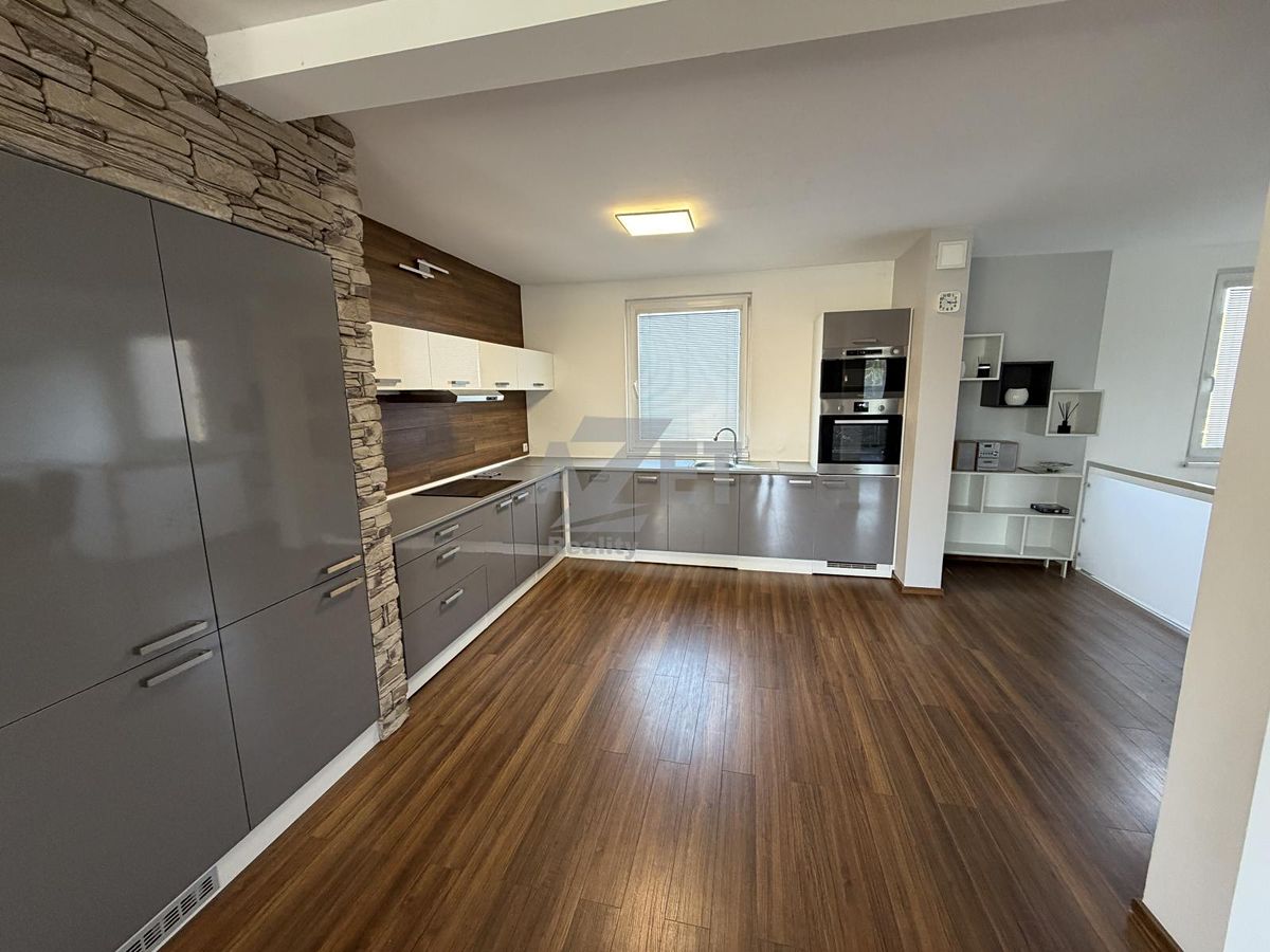 Prodej rodinného domu 300 m², pozemek 698 m² – fotografie 4