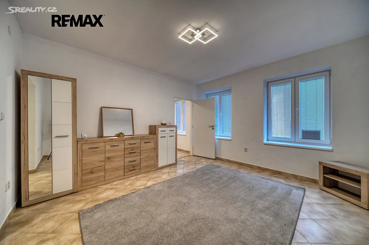 Pronájem bytu 2+1 47 m², Na Hrázi