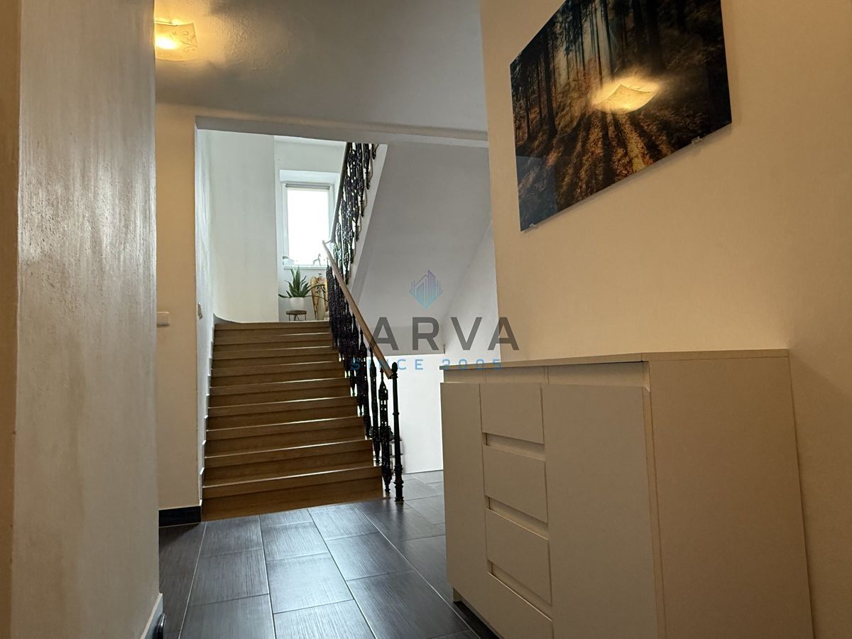 Prodej rodinného domu 512 m², pozemek 558 m² – fotografie 3