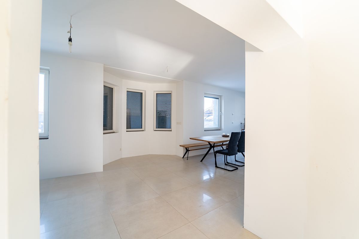 Prodej rodinného domu 380 m², pozemek 1350 m² – fotografie 2