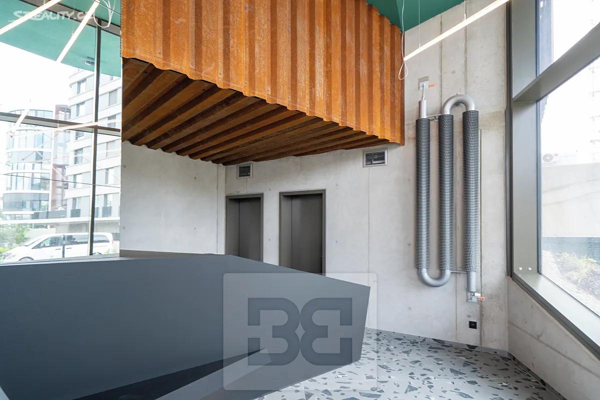 Pronájem garážového stání 15 m² – pohled 2