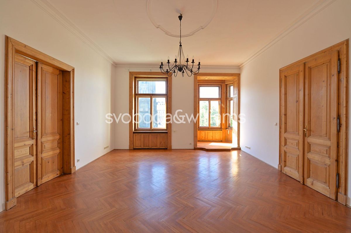Pronájem bytu 6 pokojů a více 250 m²