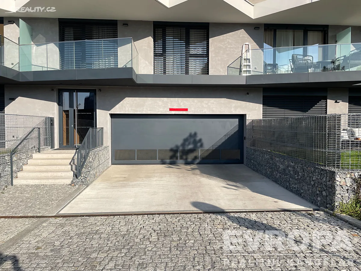 Pronájem garážového stání 16 m², Praha