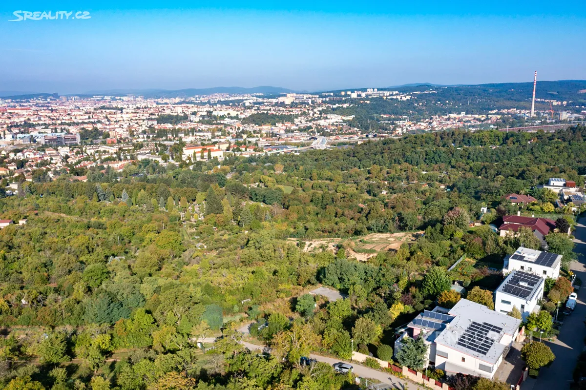 Prodej stavebního pozemku 2004 m² – pohled 2