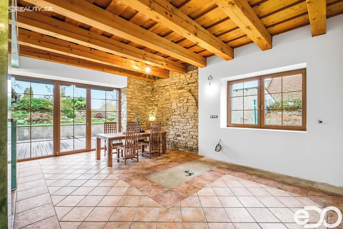 Prodej rodinného domu 400 m², pozemek 2464 m²