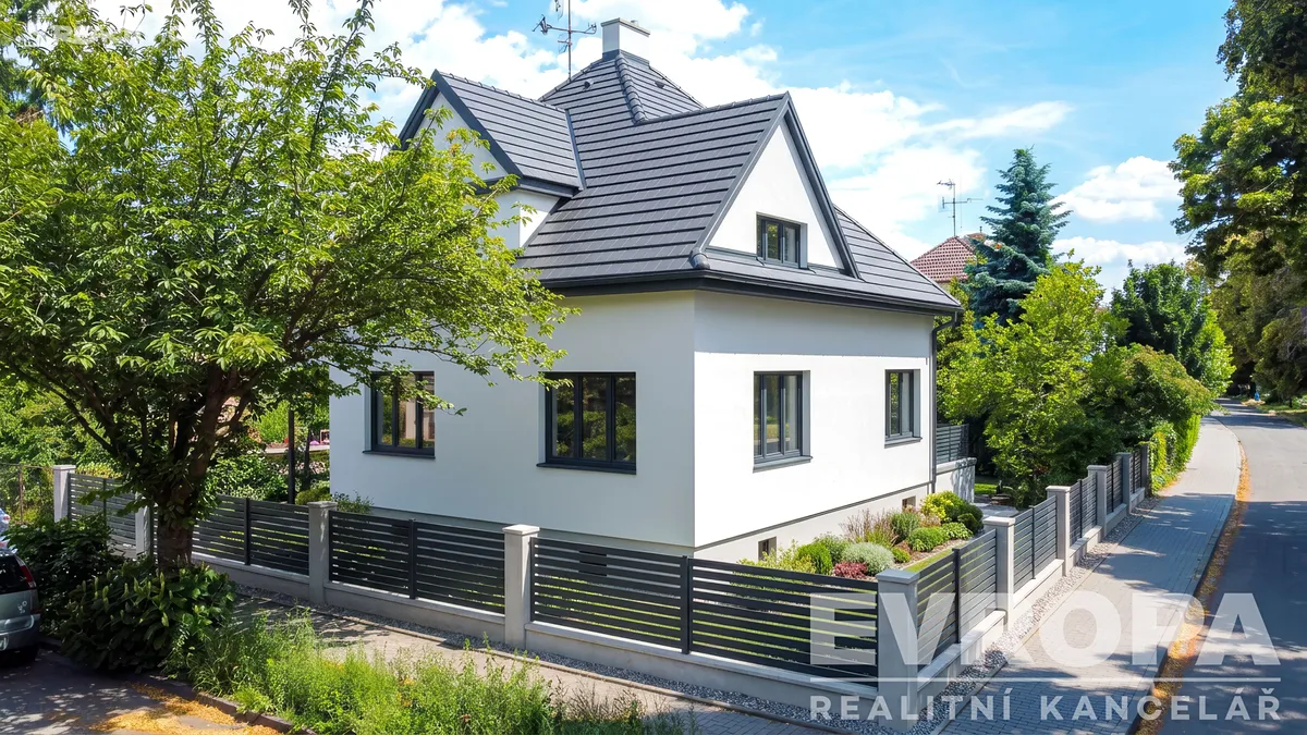 Prodej rodinného domu 300 m², pozemek 826 m² – pohled 2