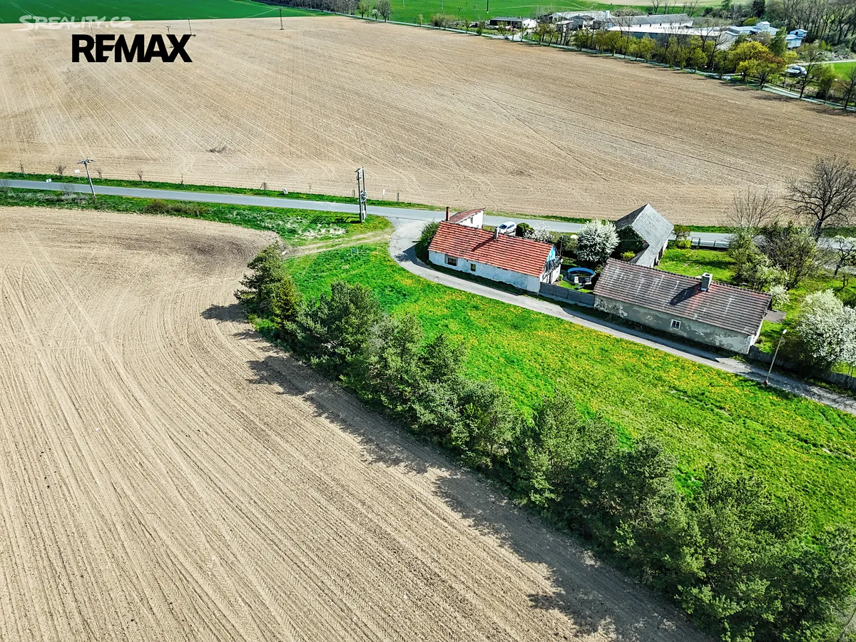 Prodej stavebního pozemku 942 m² – další