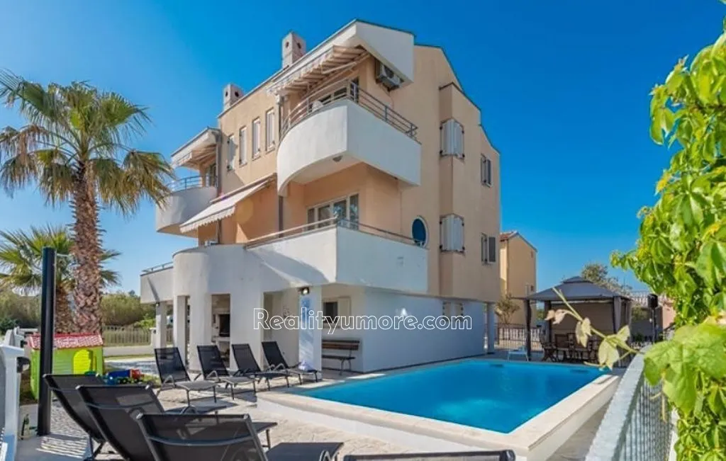 Prodej rodinného domu 270 m², pozemek 308 m²