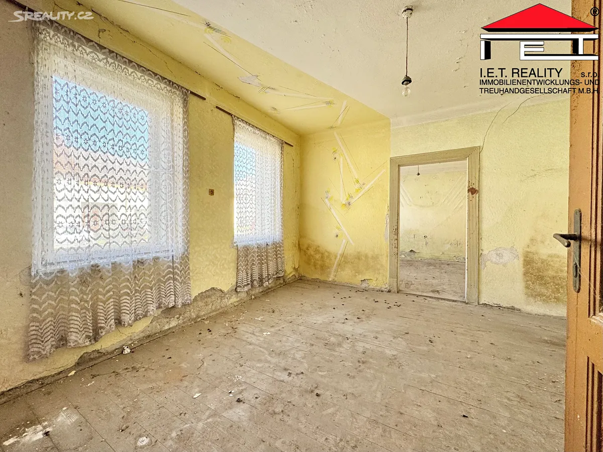Prodej rodinného domu 300 m², pozemek 1377 m² – pohled 3