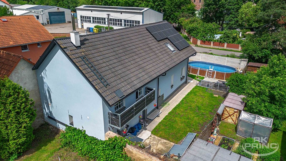 Prodej rodinného domu 200 m², pozemek 344 m² – fotografie 2