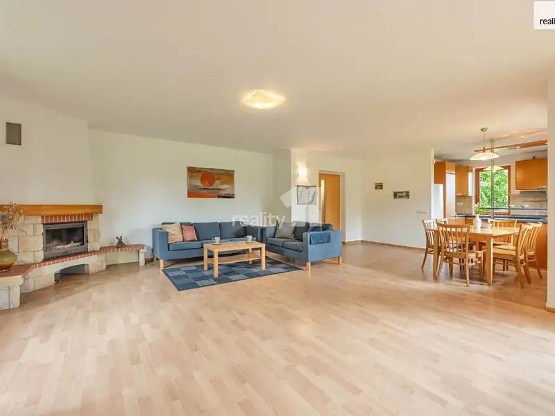 Prodej rodinného domu 200 m², pozemek 1008 m², Kamenice – náhled fotky 2