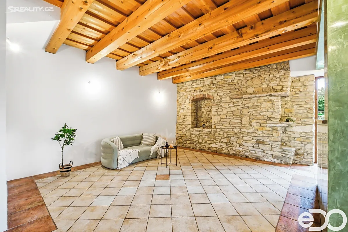 Prodej rodinného domu 400 m², pozemek 2464 m² – další