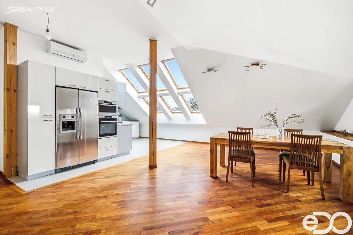 Prodej rodinného domu 400 m², pozemek 2464 m² – pohled 2