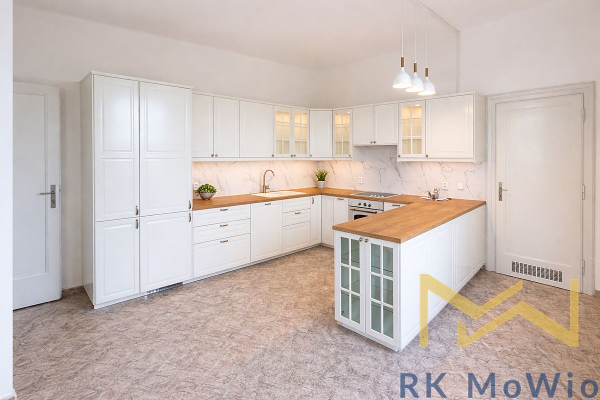Pronájem bytu 6 pokojů a více 272 m²