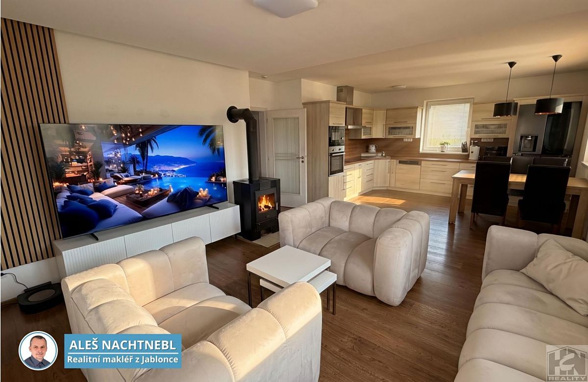 Prodej rodinného domu 100 m², pozemek 917 m² – fotografie 2