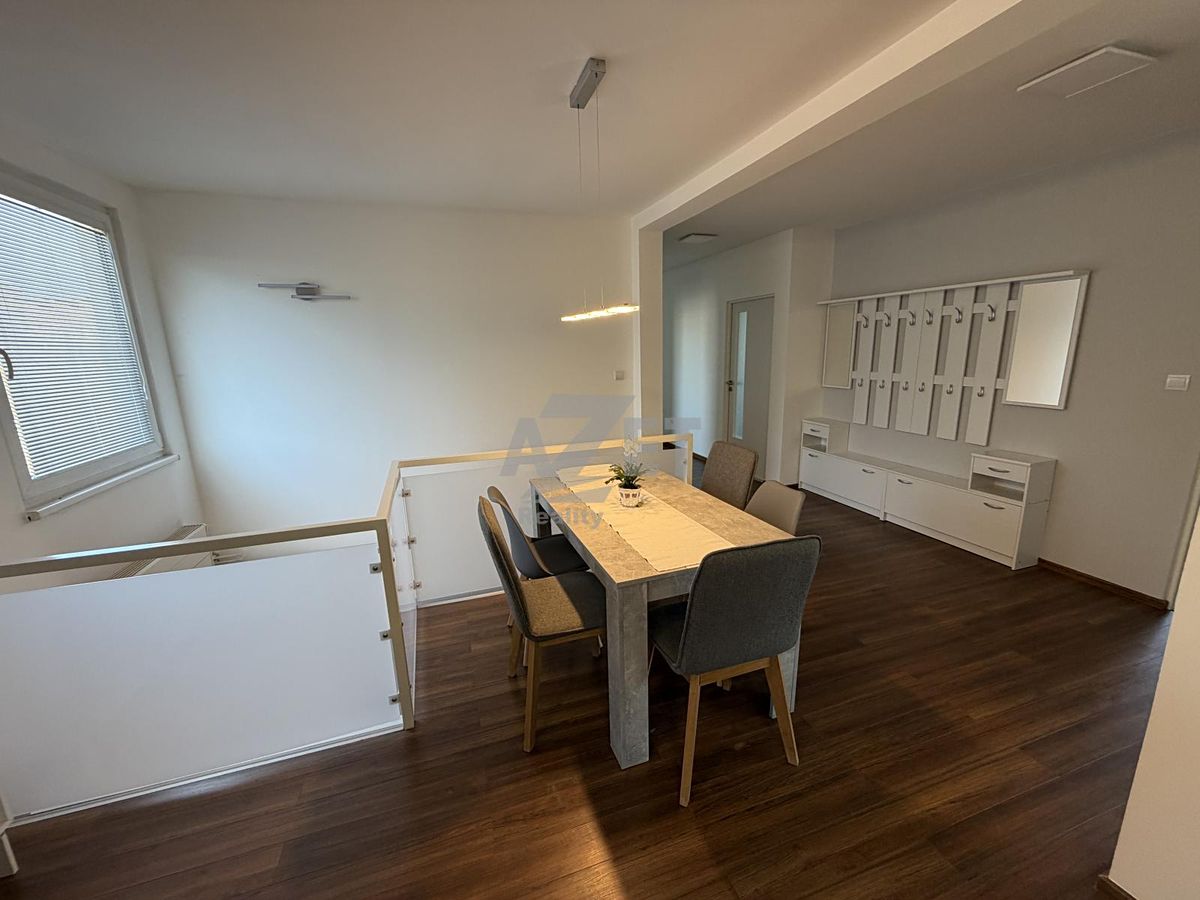Prodej rodinného domu 300 m², pozemek 698 m² – fotografie 5