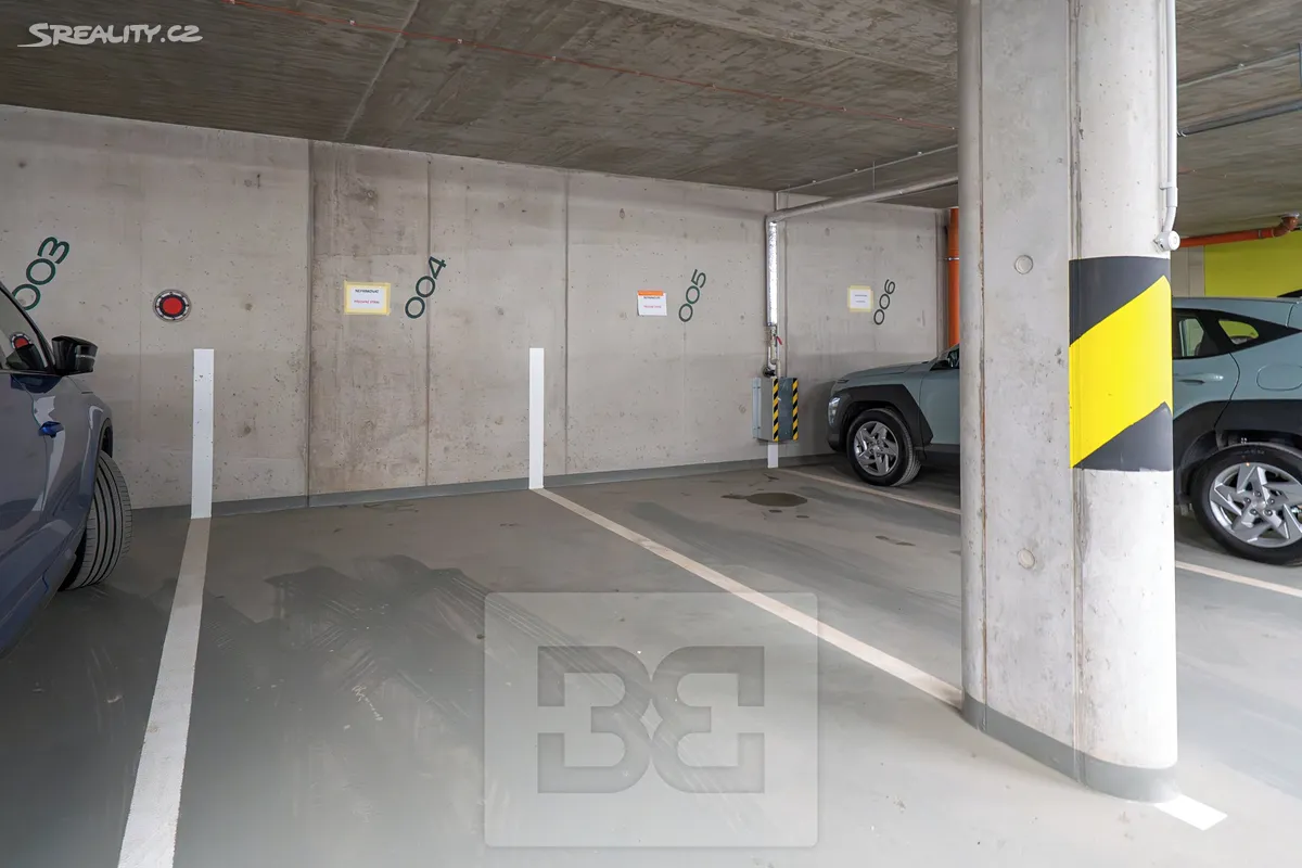 Pronájem garážového stání 15 m², U Komína