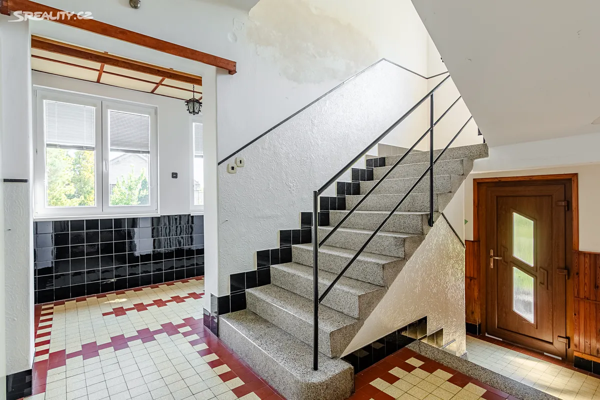 Prodej rodinného domu 330 m², pozemek 1142 m² – další