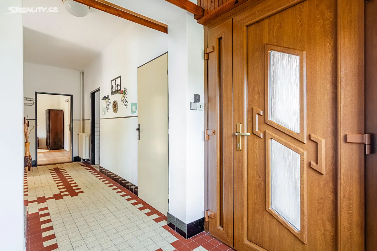 Prodej rodinného domu 330 m², pozemek 1142 m² – pohled 6