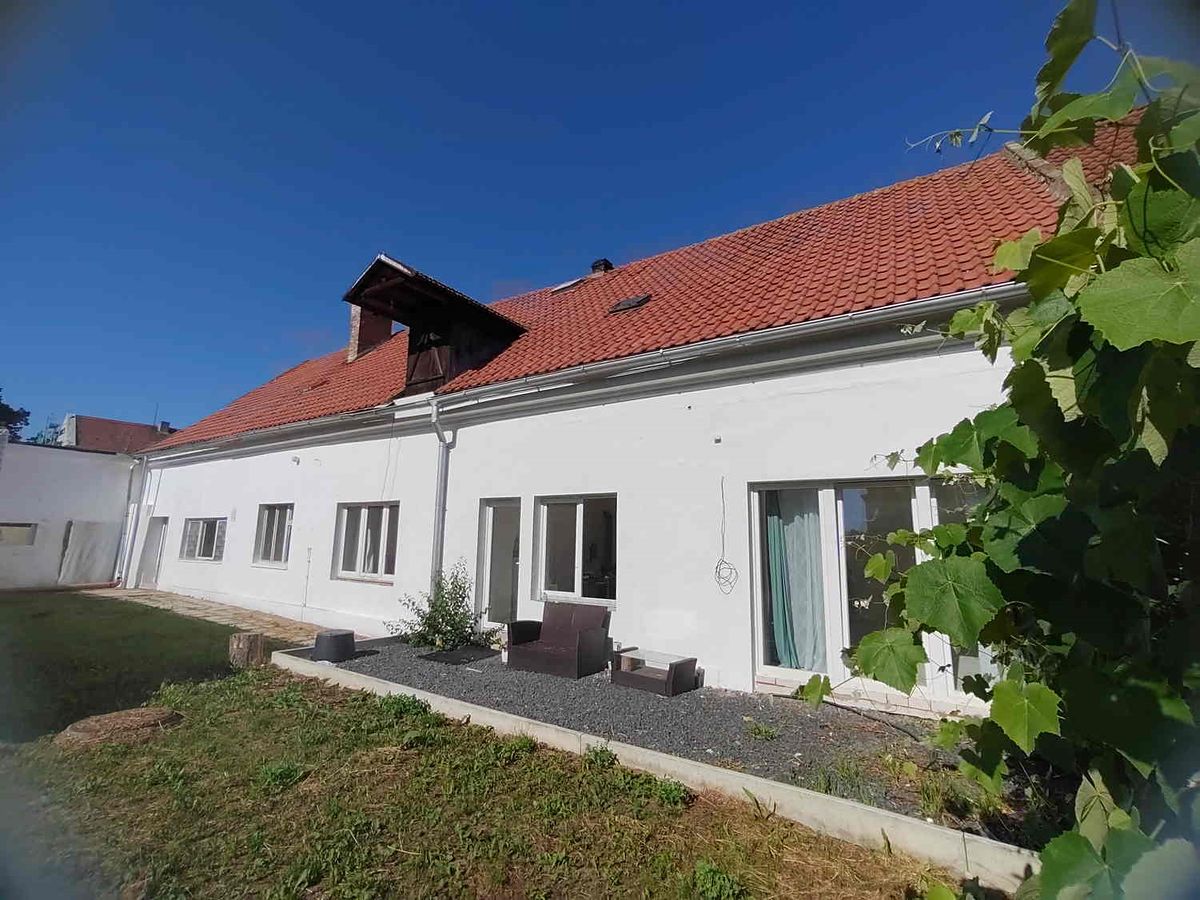 Prodej rodinného domu 200 m², pozemek 810 m² – fotografie 3
