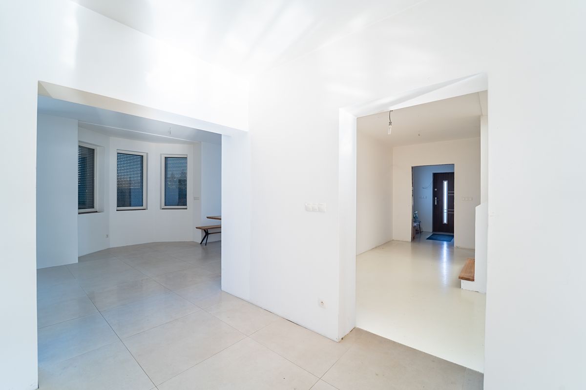 Prodej rodinného domu 380 m², pozemek 1350 m² – fotografie 3