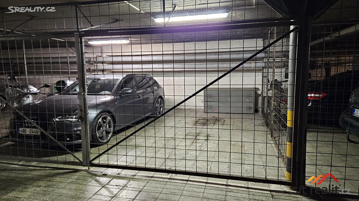 Pronájem garážového stání 21 m² – pohled 4