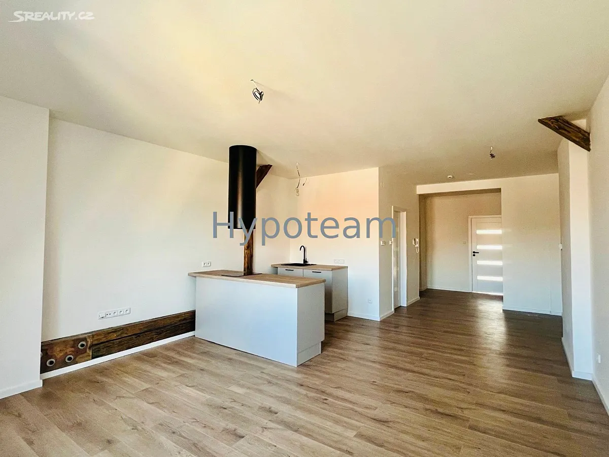 Pronájem bytu 2+kk 61 m² – pohled 2