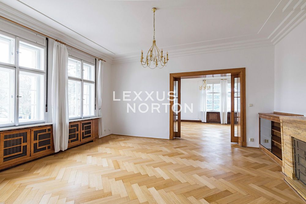 Pronájem bytu 6 pokojů a více 246 m²