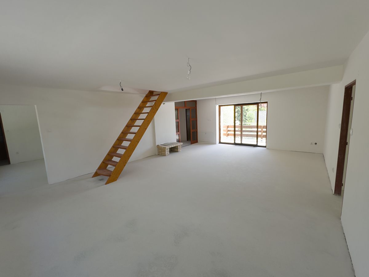 Prodej rodinného domu 572 m², pozemek 697 m² – fotografie 2