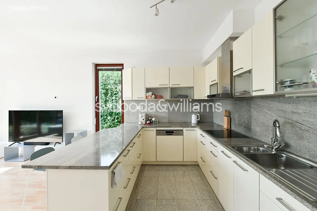 Pronájem rodinného domu 259 m², pozemek 424 m² – další