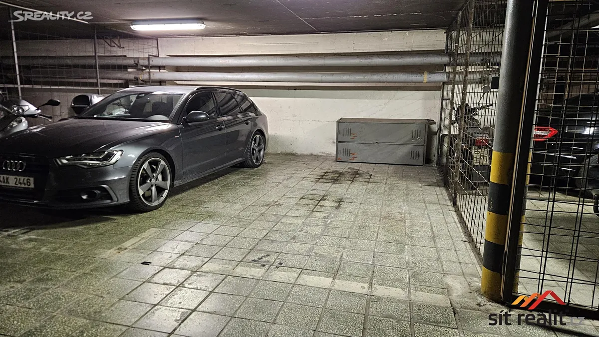 Pronájem garážového stání 21 m² – pohled 2