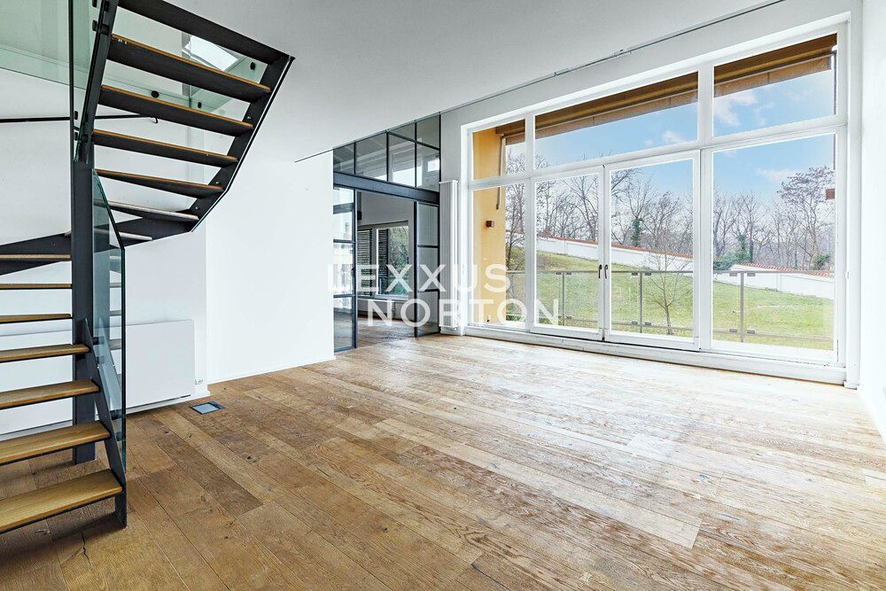 Pronájem bytu 6 pokojů a více 325 m²