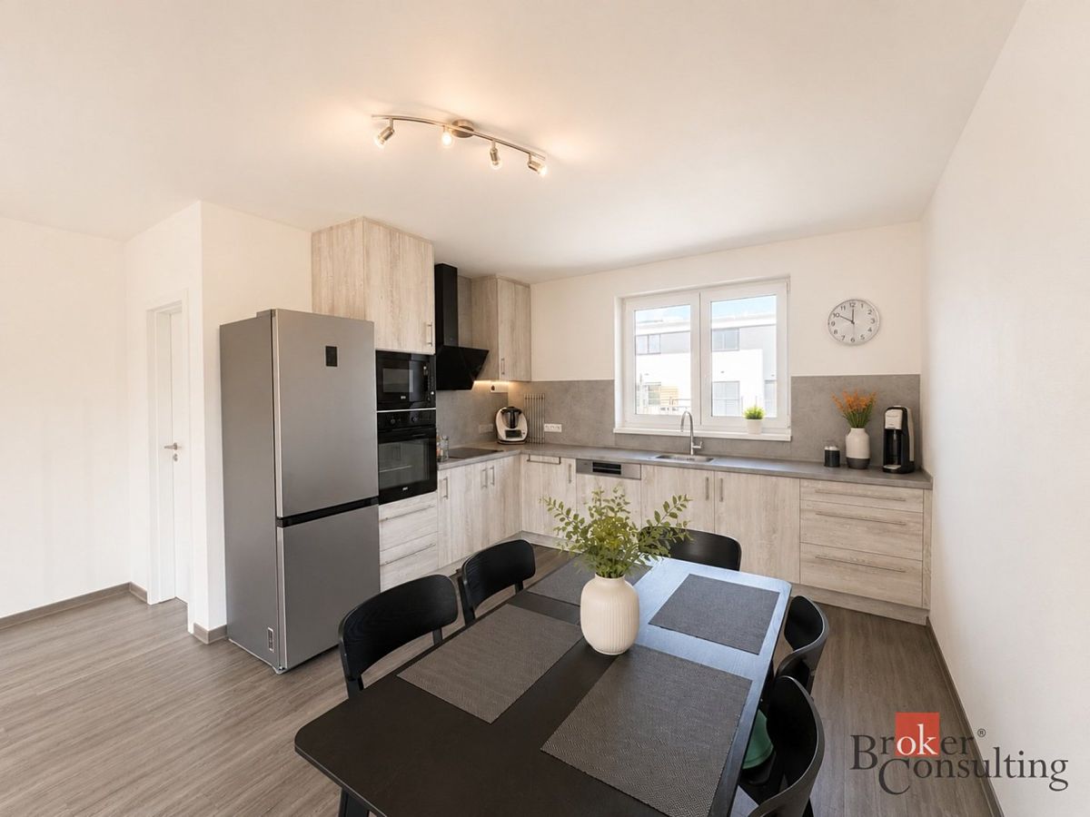 Prodej rodinného domu 240 m², pozemek 652 m² – fotografie 2