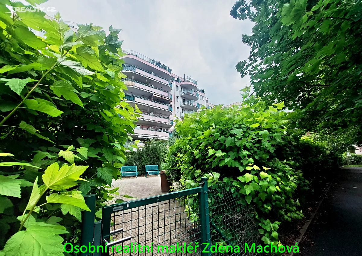 Pronájem garážového stání 18 m² – pohled 2