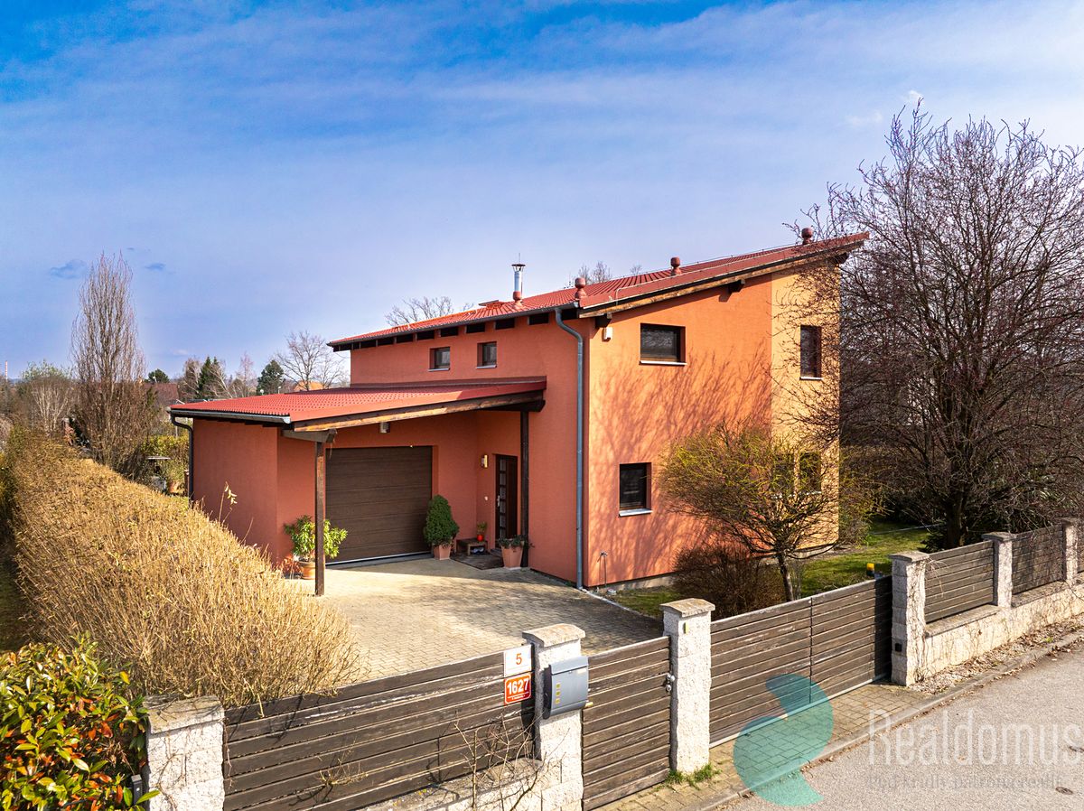 Prodej rodinného domu 146 m², pozemek 702 m² – fotografie 2