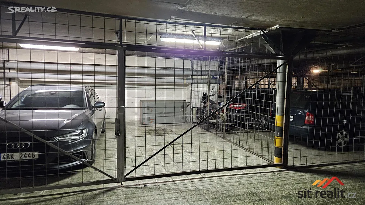 Pronájem garážového stání 21 m² – pohled 3