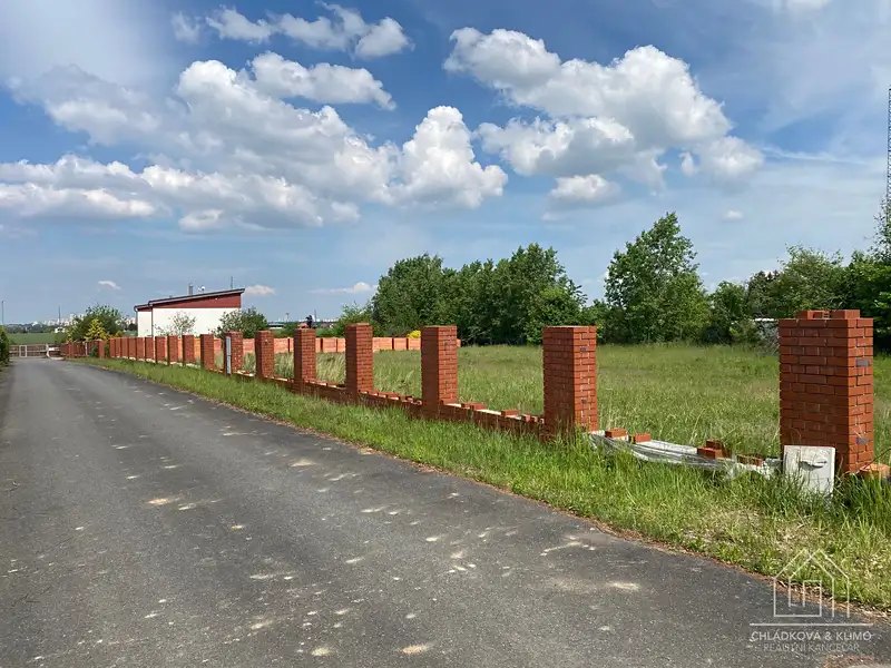 Prodej stavebního pozemku 2000 m², Jesenice – náhled fotky 1