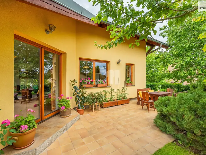 Prodej rodinného domu 200 m², pozemek 1008 m², Kamenice – náhled fotky 3