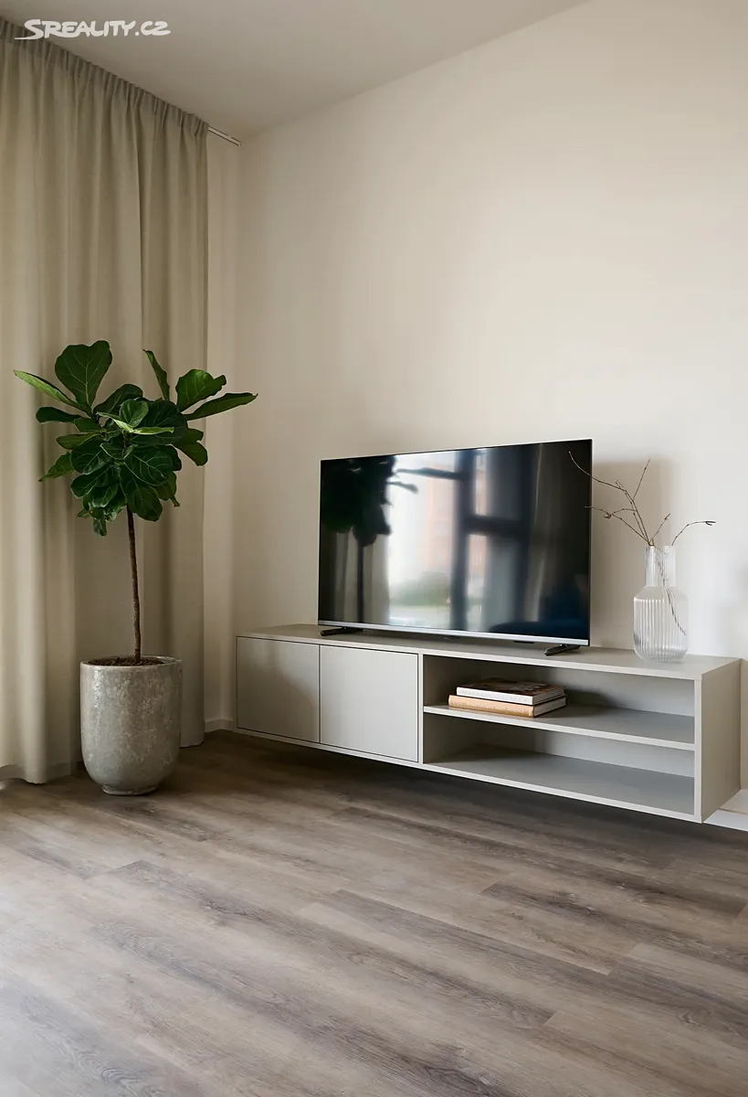 Pronájem bytu 2+kk 63 m² – pohled 2