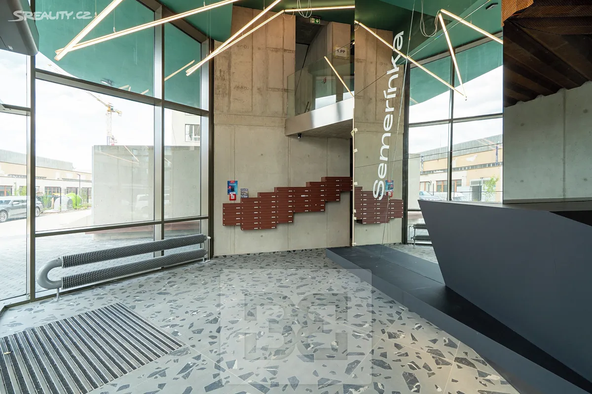 Pronájem garážového stání 15 m² – pohled 3
