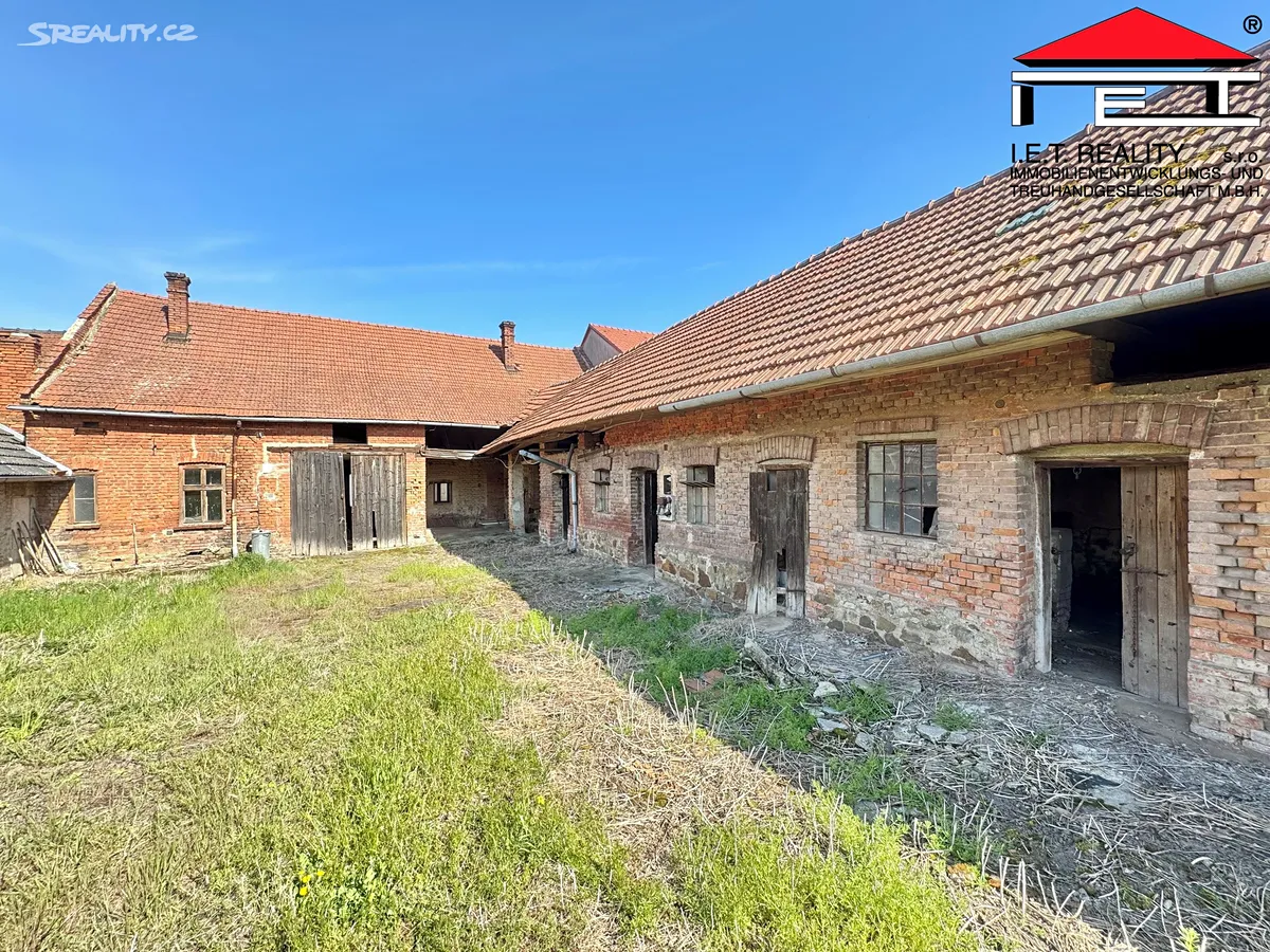 Prodej rodinného domu 300 m², pozemek 1377 m² – pohled 2