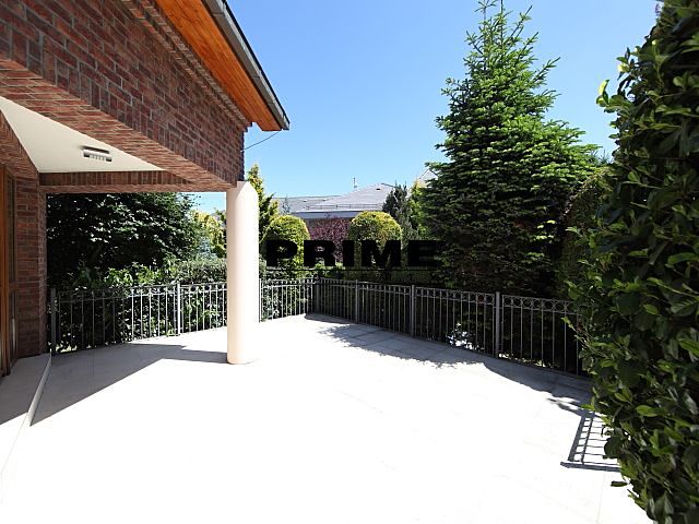 Pronájem rodinného domu 390 m², pozemek 903 m² – fotografie 3