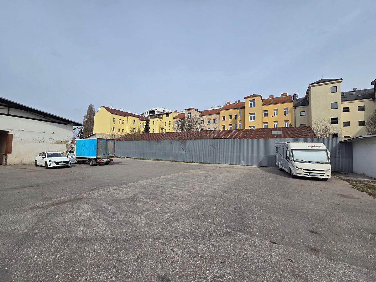 Pronájem garážového stání 13 m²