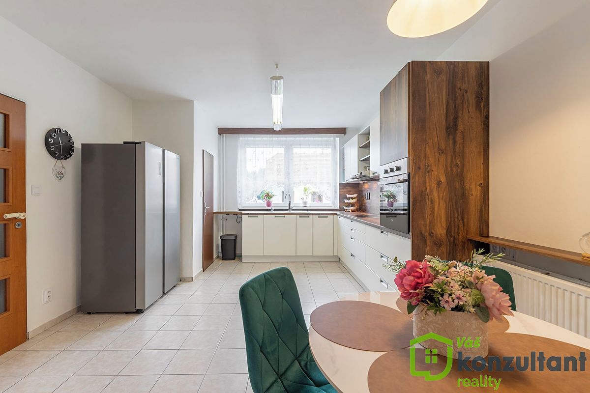 Prodej rodinného domu 220 m², pozemek 360 m² – fotografie 4
