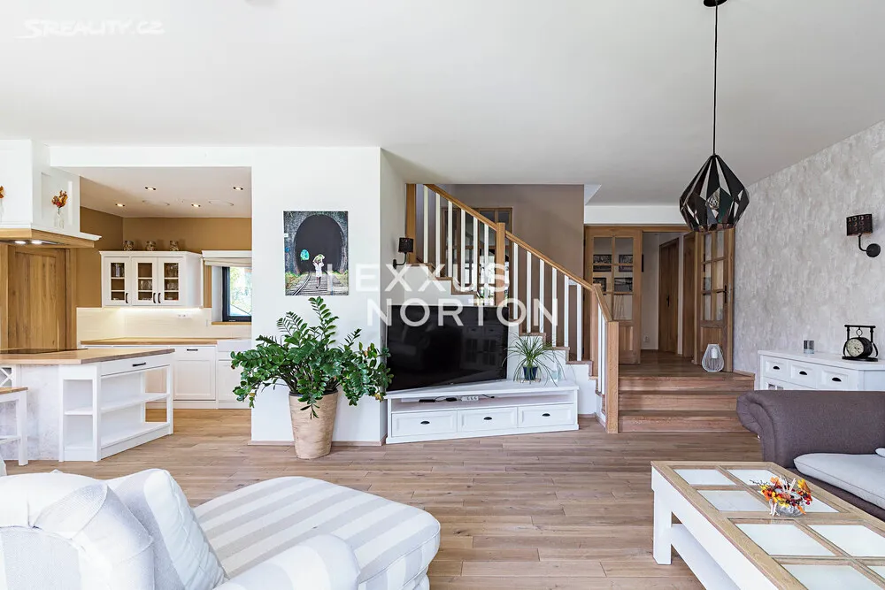 Prodej rodinného domu 199 m², pozemek 599 m² – další