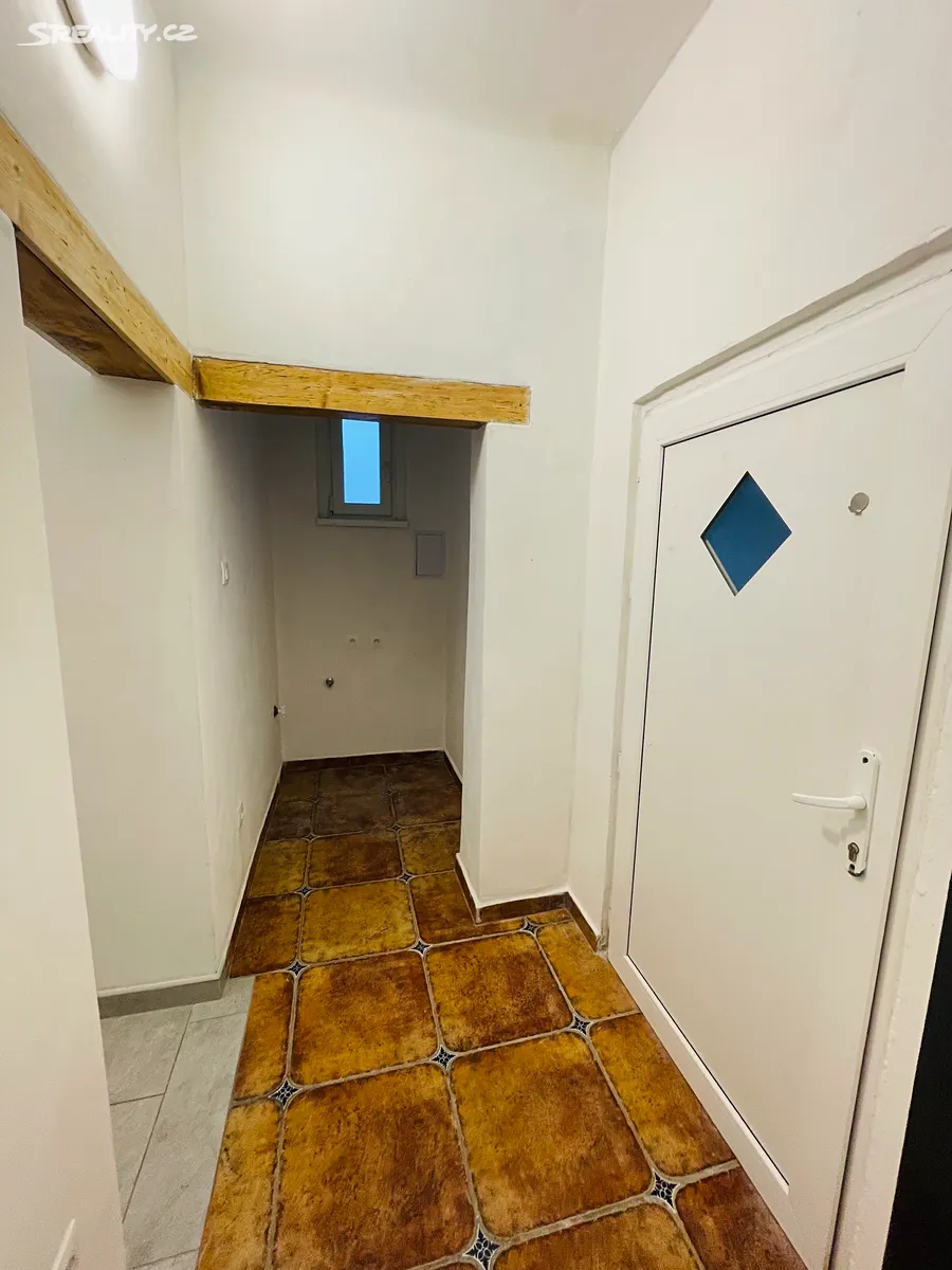 Pronájem bytu 2+1 38 m² – pohled 3