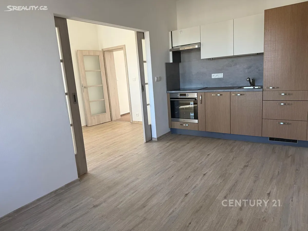 Pronájem bytu 3+1 77 m² – pohled 2